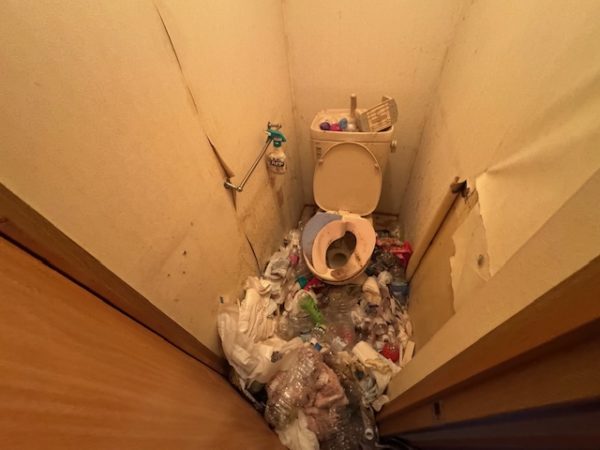 千葉県松戸市 ゴミだらけで汚れたトイレ