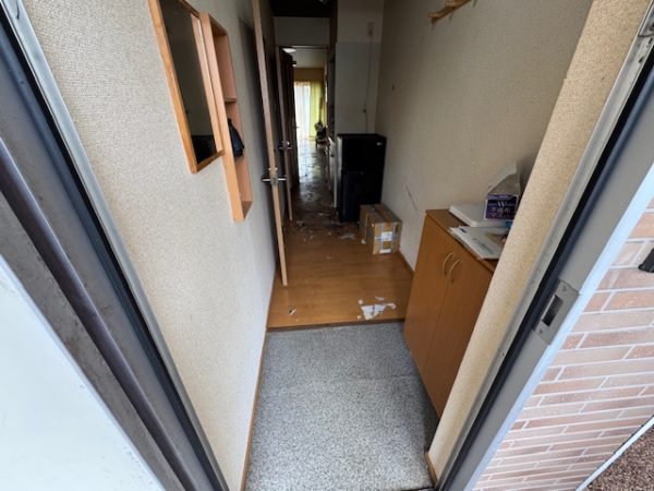 千葉県松戸市 ダンボールやゴミをすべて回収した玄関