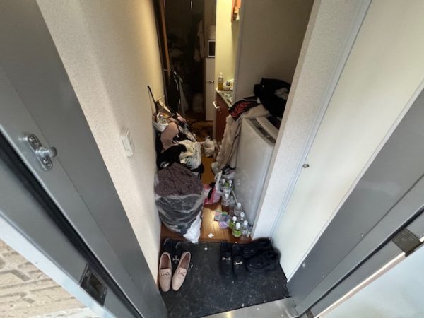 東京都葛飾区の衣類とペットボトルで通りにくくなった1K部分