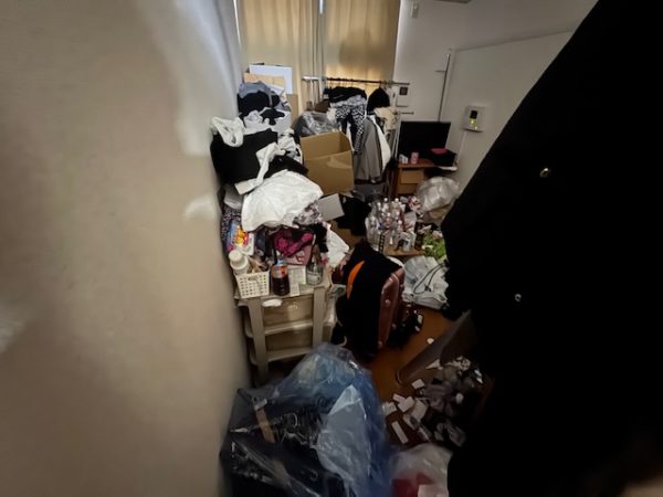 東京都葛飾区の物が散らかっていてあまりリラックスできないリビング