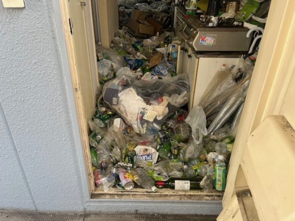 神奈川県川崎市幸区のとペットボトルやゴミが積み重なった玄関