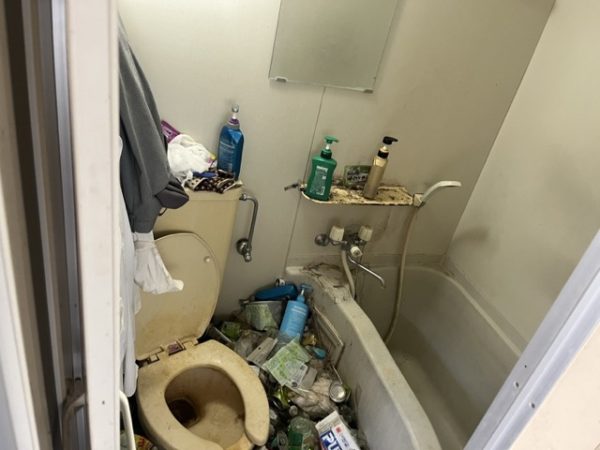 神奈川県川崎市幸区のトイレとお風呂の間にゴミが詰まったユニットバス