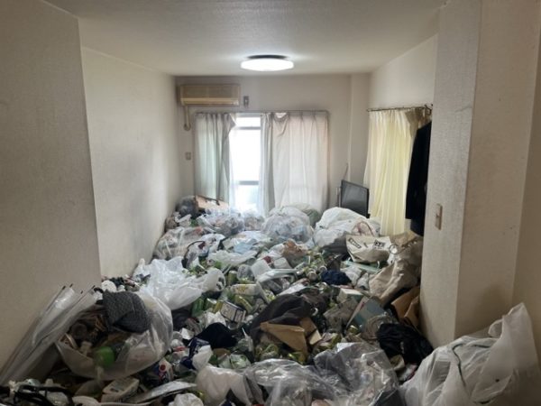 神奈川県川崎市幸区の大量のゴミが足の踏み場もないほど積み上がっていたお部屋