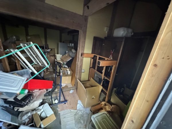 東京都杉並区 大量の粗大ゴミが放置された屋外の物置