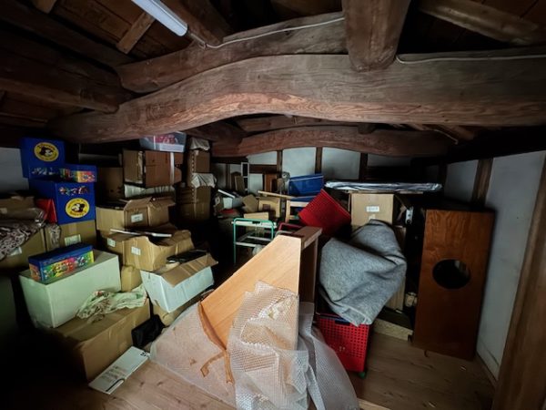 東京都杉並区 棚やダンボールなどが保管された屋根裏部屋