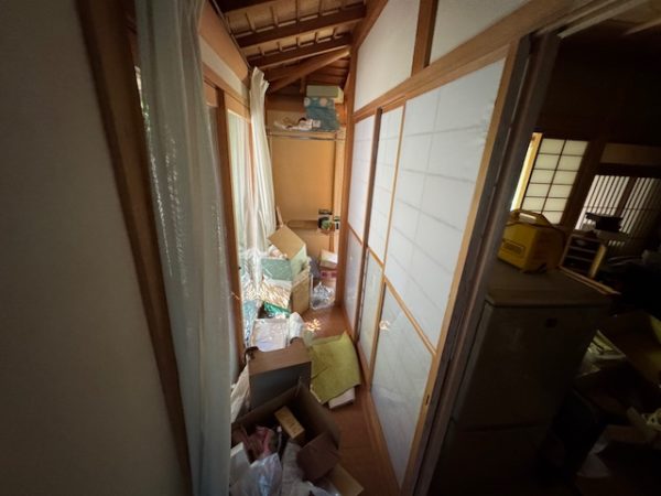 東京都杉並区 ゴミで狭くなった廊下