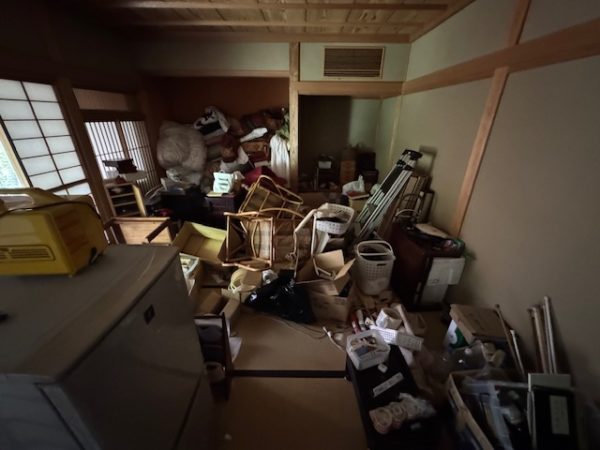 東京都杉並区 大量の不用品が放置された一室