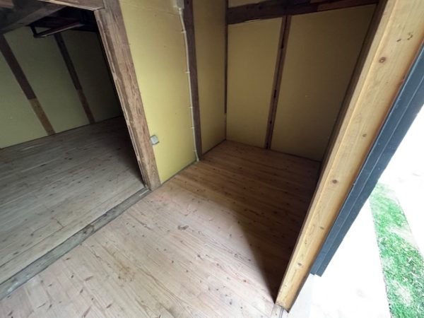 東京都杉並区 粗大ゴミが回収されて空っぽになった屋外の物置