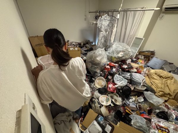 千葉県習志野市のゴミが増えすぎて移動が困難なお部屋