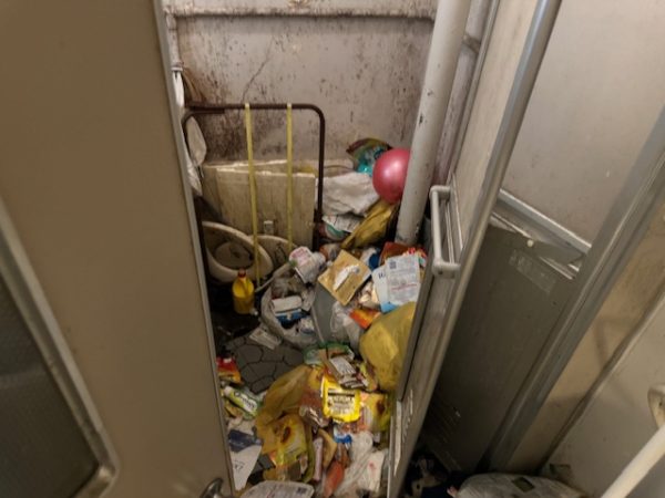 神奈川県横浜市金沢区の洗い場にも物が放置されている浴室