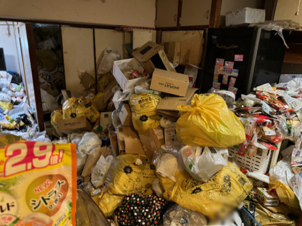 神奈川県横浜市金沢区のゴミが山積みで冷蔵庫までたどり着けないダイニングキッチン