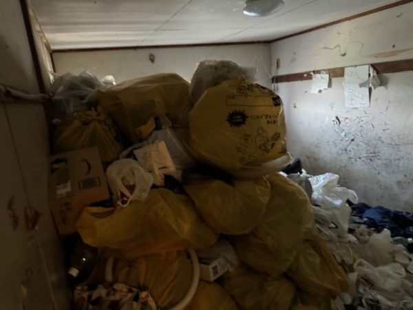 神奈川県横浜市金沢区の山積みのゴミにより圧迫感のある居間