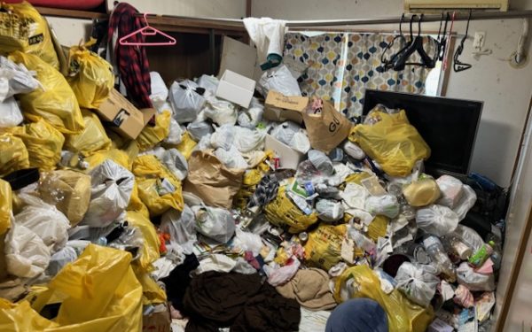 神奈川県横浜市金沢区の天井近くまでゴミが積み上がったお部屋
