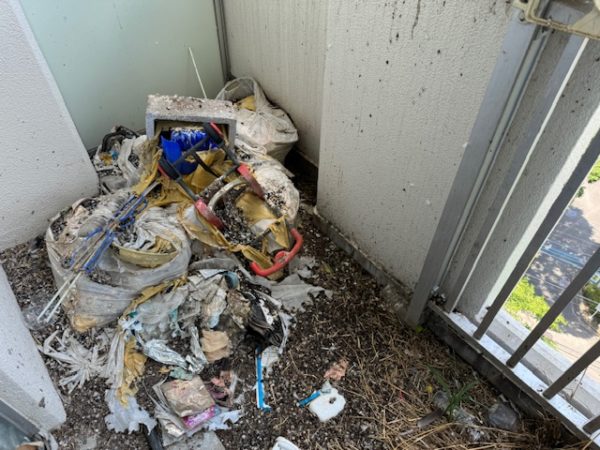 神奈川県横浜市金沢区の放置された物がボロボロになっていたベランダ