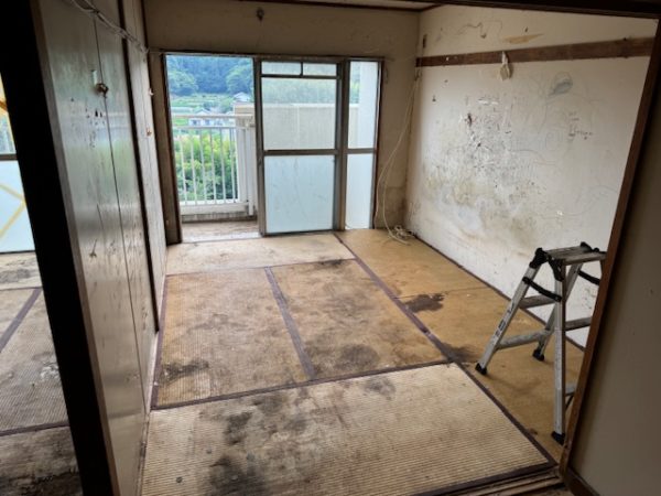 神奈川県横浜市金沢区のゴミを搬出した後の黒く汚れた床