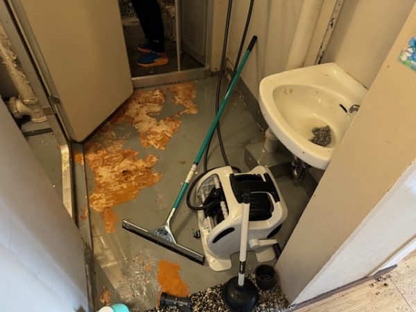 神奈川県横浜市金沢区のハウスクリーニングを終え悪臭も消えた脱衣所