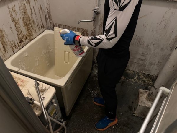 神奈川県横浜市金沢区のハウスクリーニングを実施中の浴室