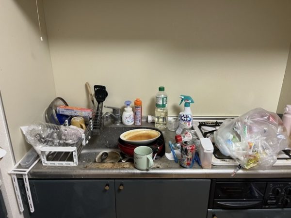 埼玉県上尾市 使用済みの食器などが放置されて汚いキッチン