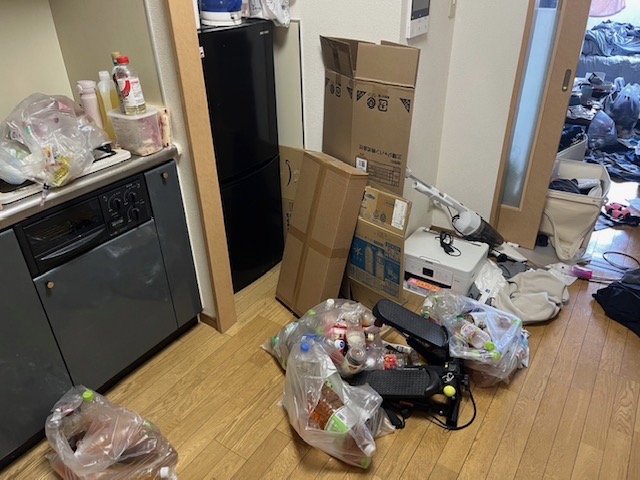 不用品やゴミが散乱した汚部屋の片付け作業【埼玉県上尾市】
