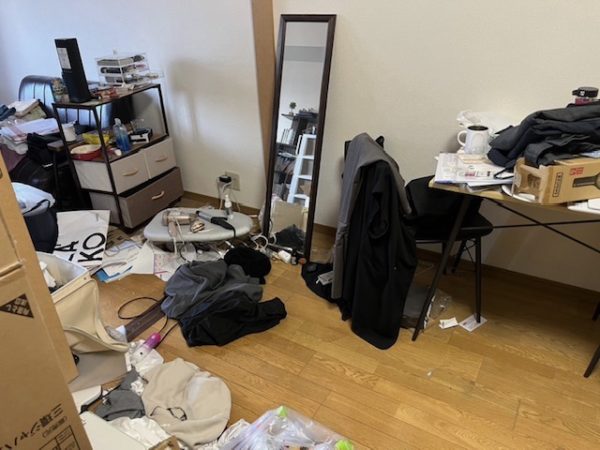 埼玉県上尾市 物が床にも散乱した部屋