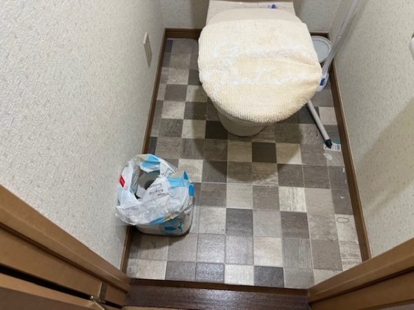 埼玉県上尾市 まだトイレットペーパーやカバーが残されたトイレ
