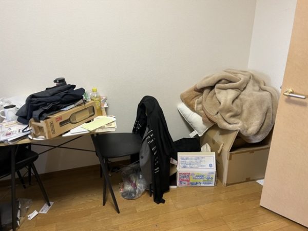 埼玉県上尾市 不用品や日用品が乱雑に置かれた状態