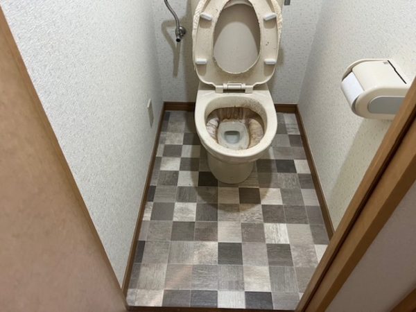 埼玉県上尾市 不用品が回収されて空っぽになったトイレ
