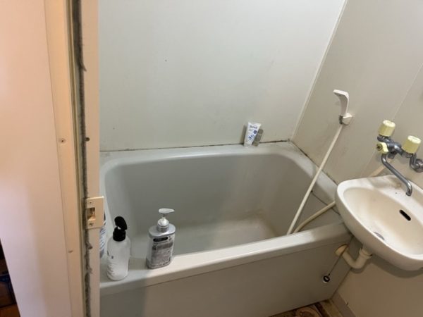 埼玉県上尾市 不用品が回収されて整理された浴室